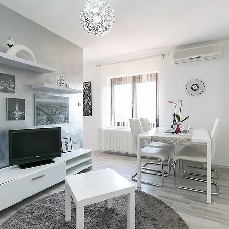 Maria Leni Apartman *