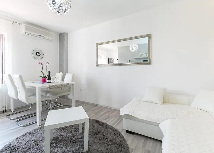 Maria Leni 아파트